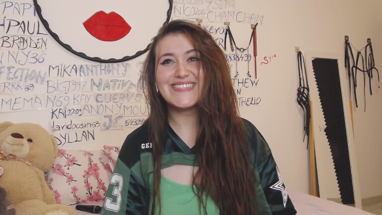 SYIA's Streamate show and profile